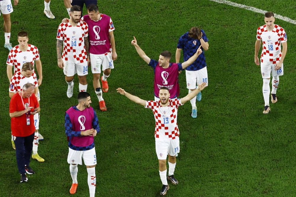 نيكولا فلاسيتش يحتفل مع زملائه بعد انتهاء المباراة