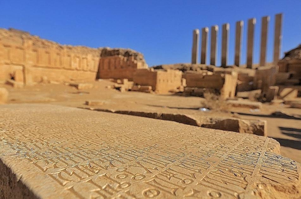 كتابة بالخط المسند في معبد أوام التاريخي بمدينة مأرب القديمة