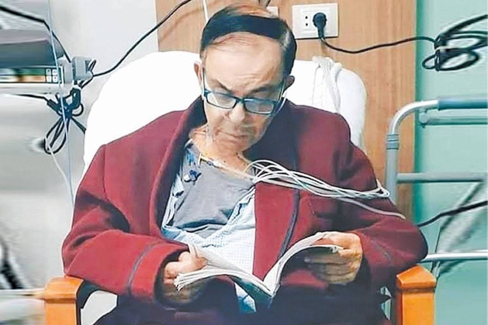 يقرأ القرآن في المستشفى قبل وفاته