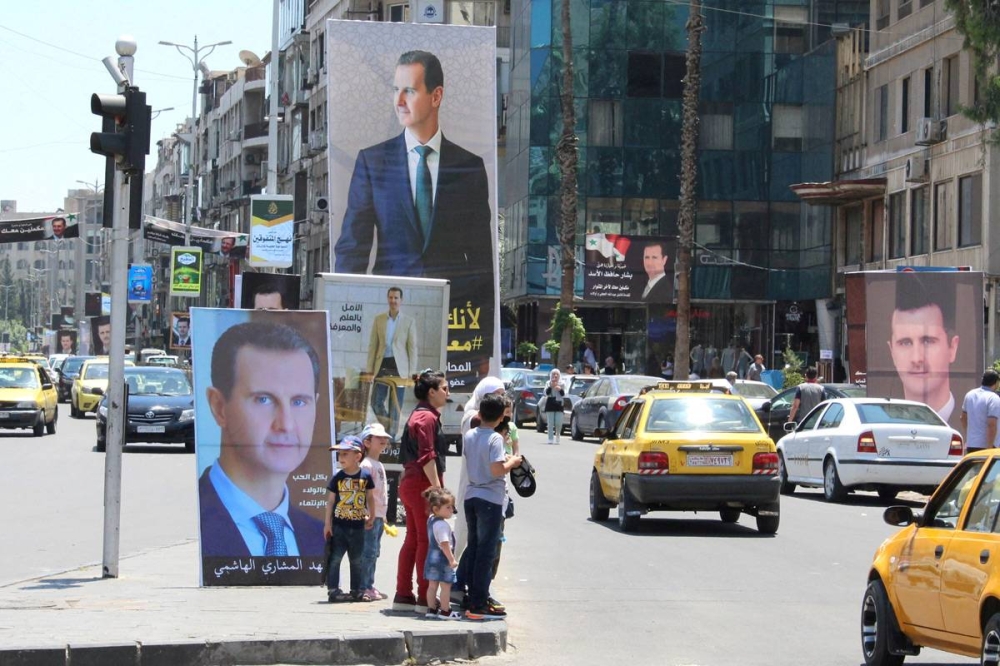 صورة للأسد في دمشق (رويترز)
