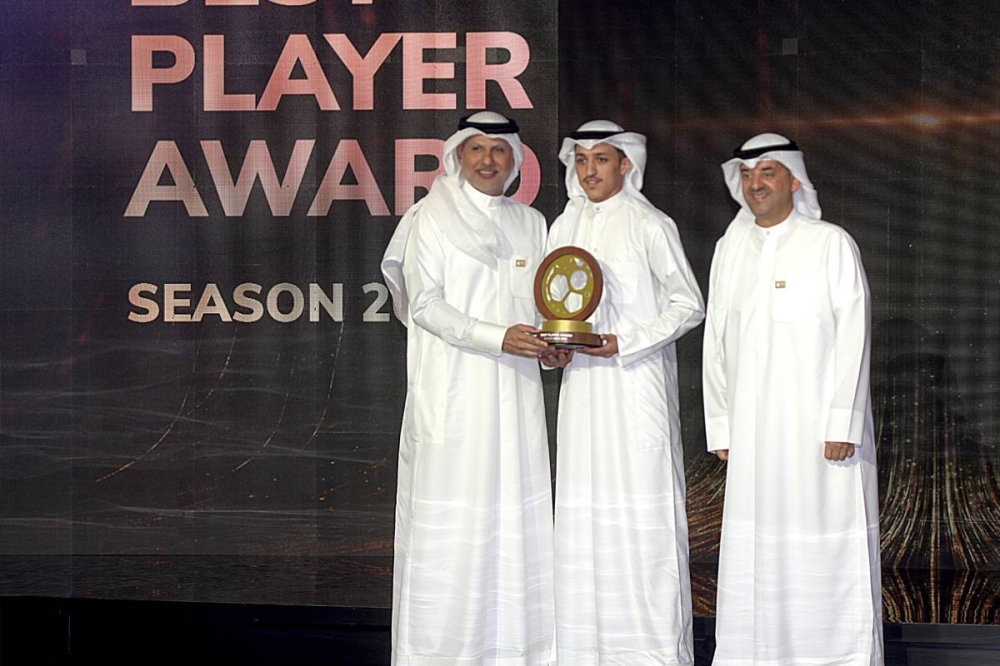 محمد دحام يتسلم جائزة أفضل لاعب