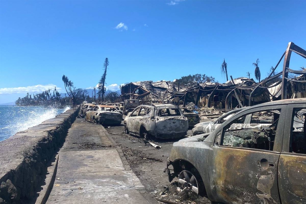 سيارات محترقة ومبانٍ مدمرة في حريق هاواي (أ ف ب)