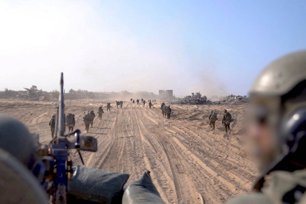 صورة وزّعها الجيش الإسرائيلي لجنود مشاه يتوغلون في قطاع غزة (أ ف ب)