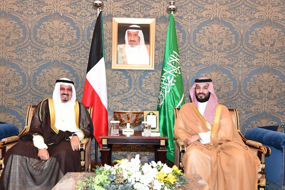 ممثل الأمير وولي العهد السعودي خلال لقاء على هامش قمة المنامة أمس (كونا)