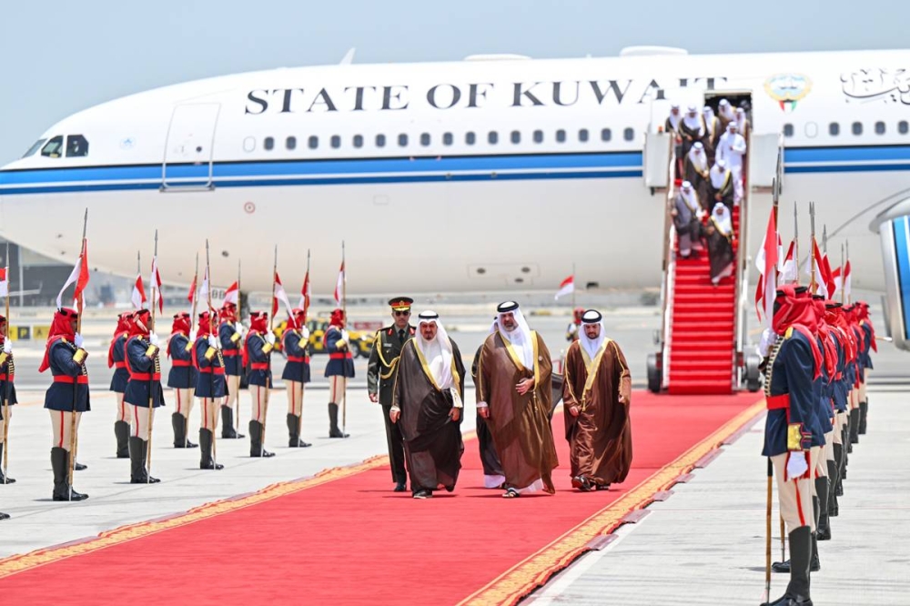 ممثل الأمير لحظة وصوله إلى المنامة