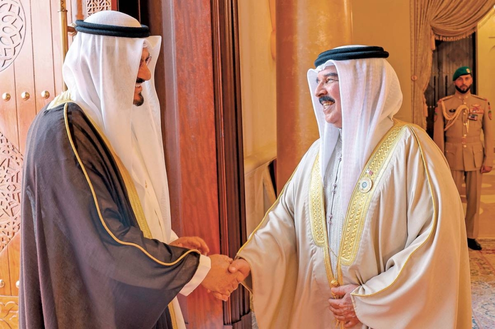 العاهل البحريني مرحباً بممثل سمو الأمير أمس 