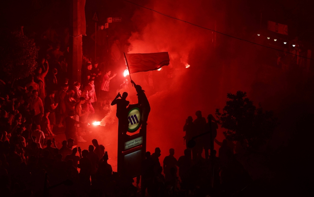 مشجعو أولمبياكوس يحتفلون بلقب دوري المؤتمر الأوروبي في بيرايوس