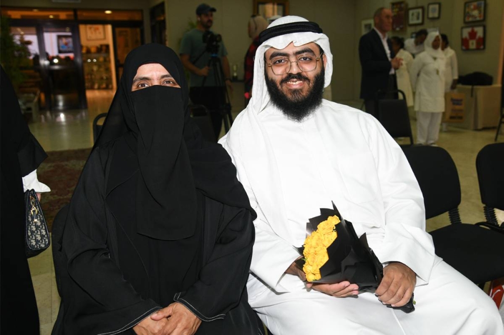 الطالب سعود العليمي ووالدته