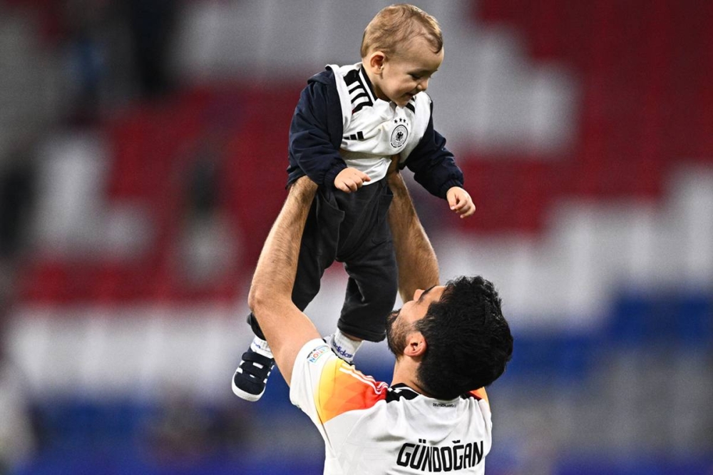 غوندوغان يحتفل مع ابنه قيس بعد الفوز