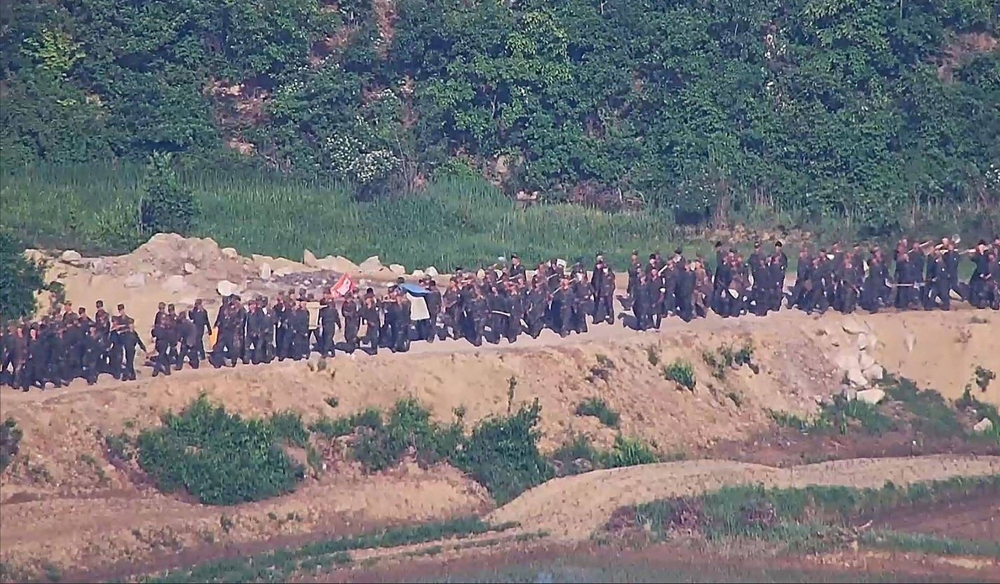 صورة غير مؤرخة قدمتها وزارة الدفاع الكورية الجنوبية ويبدو جنود شماليون يعملون في مكان غير معلوم بالقرب من الحدود شديدة التحصين