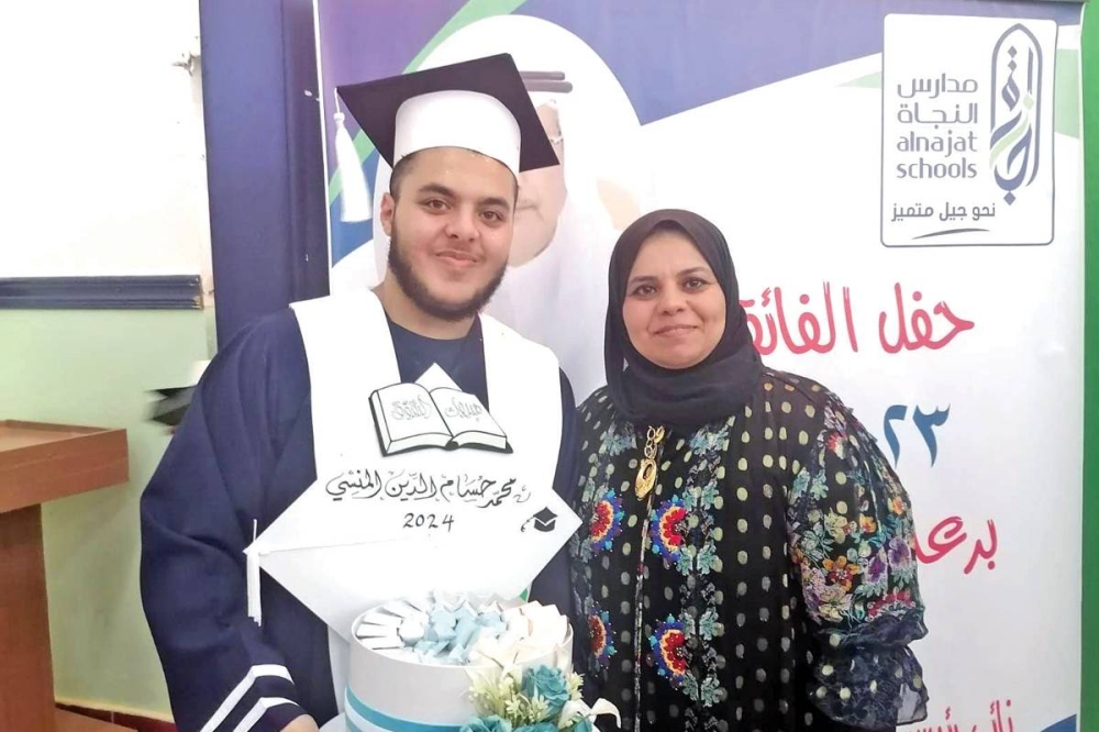 محمد المنسي مع والدته
