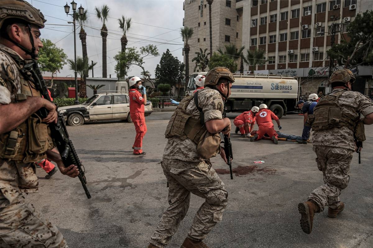 الجيش اللبناني خلال تدريبات مشتركة مع «الصليب الأحمر» و«الدفاع المدني» في مدينة جونيه شمال بيروت أمس (د ب أ)