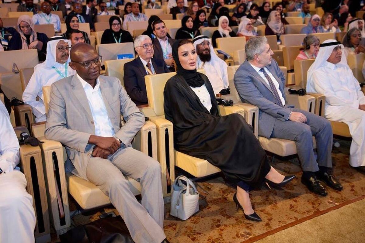 الشيخة موزا بنت ناصر تتوسط الحضور في المؤتمر