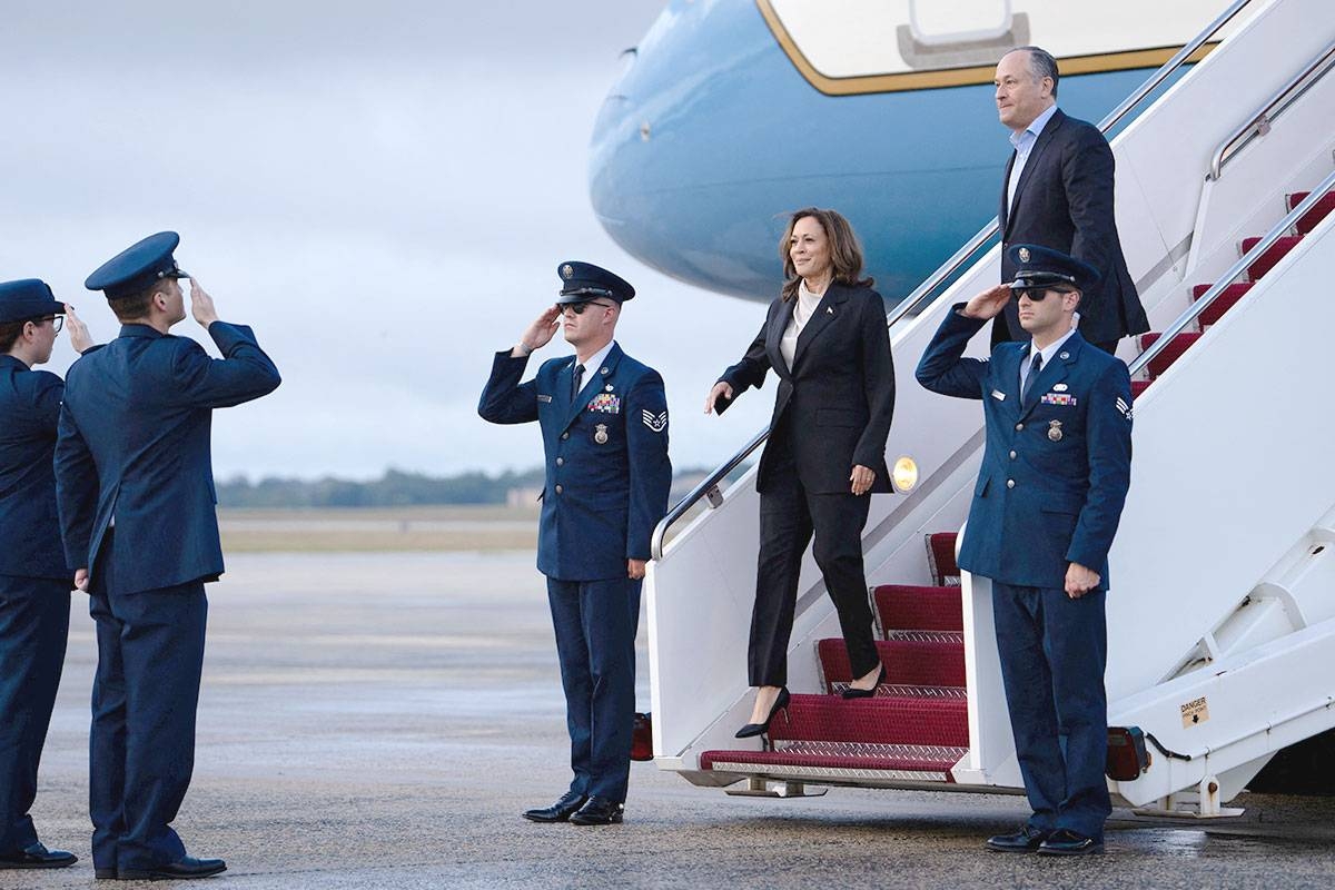 هاريس تنزل من طائرة الرئاسة الثانية في قاعدة أندروز أمس الأول (رويترز)