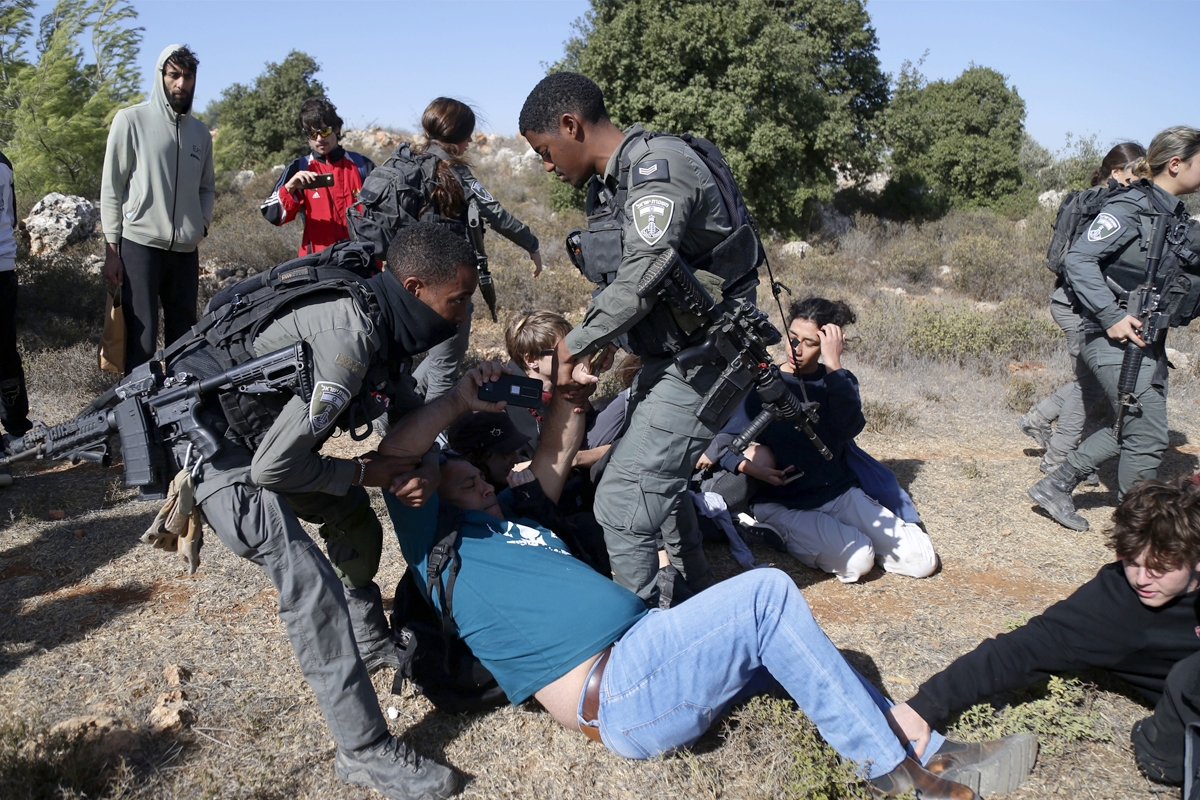 اعتداء على متطوعين يساعدون فلسطينيين في حصاد الزيتون أمس الأول (شينخوا)